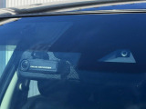 【エマージェンシーブレーキ】走行中に前方の車両等を認識し、衝突しそうな時は警報とブレーキで衝突回避と被害軽減をアシスト。より安全にドライブをお楽しみいただけます。