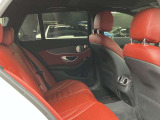 メルセデスのシートは少し硬めになっております。長時間の運転の際、適度な反発があることでお尻や腰の負担を減らす効果が御座います。