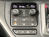 【オートエアコン】一度お好みの温度に設定すれば、車内の温度を検知し風量や温度を自動で調整。暑い&hellip;寒い&hellip;と何度もスイッチ操作をする必要はありません。快適な車内空間には必須の機能ですね♪