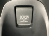 アームレストの後ろ側にはカップホルダーと、その中にあるアクセサリーソケットはUSBのアダプターをつければ移動中に充電もできるので便利です。