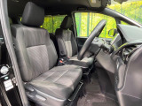 運転席まわりには十分なスペースがあり、大柄な方でもゆったり運転していただける環境です。