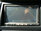 ギアを『R』に入れると、ナビ画面に後方の映像を映してくれるので、駐車がし易くなります。
