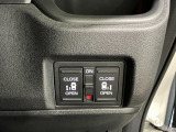 【リア両側パワースライドドア】リモコンなどで自動開閉。Hondaスマートキーを携帯していれば、軽い力で解錠とドアオープンが行えます。半ドア状態まで閉めると、自動的に全閉する機能付き。