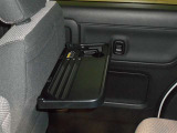 運転席シートの後ろに折りたたみ式のテーブルが付いているので飲み物や食べ物などを気軽におく事ができ、車内での休憩も快適です♪