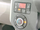 【オートエアコン】一度お好みの温度に設定すれば、車内の温度を検知し風量や温度を自動で調整。暑い&hellip;寒い&hellip;と何度もスイッチ操作をする必要はありません。快適な車内空間には必須の機能ですね♪