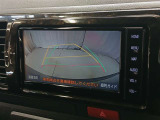 駐車が苦手な方でも安心のバックガイドモニター搭載。 後方の映像をクリアに表示し、ガイドラインで車庫入れや縦列駐車をしっかりサポート。毎日の運転がぐっとラクになります。