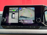 上空から見下ろしているかのような映像をディスプレイに映し出し、スムースな駐車をサポートします。画面は「トップビュー」のほか「サイドブラインドビュー」への切り換えが可能。ますます安心です