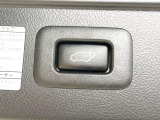 【パワーバックドア】スマートキーや運転席のボタンを押すだけでリアゲートが自動で開閉します!荷物を持っている時や、高い位置にあるバックドアを閉める際に便利な機能です♪