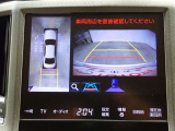 バックモニターと一緒にパノラミックビューモニター搭載!後方だけでなく、車を真上から見るように周囲の安全確認をサポートします