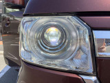 【LED・HIDヘッドライト】 ハロゲンヘッドライトに比べて大光量で、遠方視認性を向上させてくれる為、悪天候や夜間の運転をより安全にサポートしてくれます