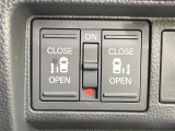 【両側パワースライドドア】スマートキーや運転席のスイッチで後席両側スライドドアの開閉が可能♪電動だから力を入れてドアを開ける必要が無く、小さなお子様でも簡単に開け閉めでき快適です♪