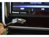音声と映像が1本のケーブルで伝送できる便利なHDMIを装備しています。iPhoneやスマートフォンの画面と全く同じ画面がカーナビの画面に表示されるので、地図アプリや動画などのミラーリングが可能です。