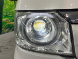 【LEDヘッドライト】悪天候や夜間走行時も良好な視界を確保し安心して運転できる高輝度LEDヘッドライトを装備!点灯速度が早く、消費電力も抑えられています。