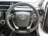 ステアリングから手を離さず、運転に集中したままオーディオ等の操作ができます。