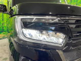 【LEDヘッドライト】悪天候や夜間走行時も良好な視界を確保し安心して運転できる高輝度LEDヘッドライトを装備!点灯速度が早く、消費電力も抑えられています。