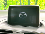 【マツダコネクトナビ】車内の雰囲気にマッチした一体型タイプのナビ。各種車輌設定やBluetooth再生等、様々な機能が楽しめます。直感的なダイヤル操作が可能で、使い勝手も良好です。