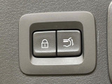 【パワーバックドア】スマートキーや運転席のボタンを押すだけでリアゲートが自動で開閉します!荷物を持っている時や、高い位置にあるバックドアを閉める際に便利な機能です♪