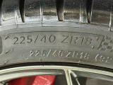 タイヤサイズは【225/40R18】