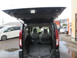 セカンドシートはフルフラットです。荷物のがたつきもなく安心です。荷室としてのご利用も可能です。