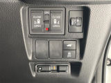 【 両側パワースライドドア 】小さなお子様でもボタンひとつで楽々乗り降り出来ます♪駐車場で両手に荷物を抱えている時もボタンひとつで自動で開いてくれますので、ご家族でのお買い物にとっても便利な装備です♪