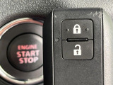 【キーレススタートシステム】カバンやポケットに入れたままでもドアの施錠・解錠が可能なスマートキーを装備。エンジンのオン・オフ時もカギを取り出す必要が無いからとっても便利です♪