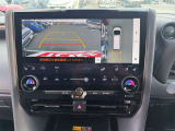 【全方位カメラ】全方位モニターを装備し、車両の周囲を上空から見下ろすように映像で確認可能。駐車や狭い道での操作をサポートし、安全性を高めます。