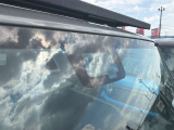 【スズキ】セーフティサポートは、前方の車両や歩行者を2種類のセンサーで検知し、衝突の危険がある場合にブレーキを作動。事故リスクを軽減し、安全な運転をサポートします。