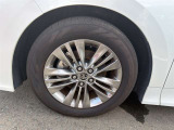 【純正ホイール】純正設計ならではの美しいデザインと精密な仕上げで、車両全体のスタイリングを引き立てます。