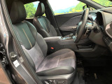 運転席まわりには十分なスペースがあり、大柄な方でもゆったり運転していただける環境です。