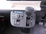 運転のしやすいインパネシフトです。運転席の足元も広くとても快適ですよ。