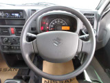 運転が楽しくなる明るく開放的な運転席まわりです。