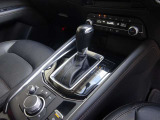 【オートブレーキホールド】停車中にブレーキペダルから足を放しても、ブレーキを自動的に制御して、車両の停車状態を保持する機能です。信号待ちなどの停車時に運転者の負担を軽減します。