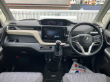 ブラック基調のカラーセンターメーター!クールなインパネ!運転席側に【インパネアッパーボックス】増設。