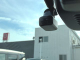 万が一の瞬間も、純正ドラレコで安心。事故やトラブル、あおり運転の記録をしっかり残してくれるから、後の手続きもスムーズに。スマホで映像表示できるので、その場で確認できて便利です♪(ナビ非連動)