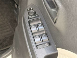 【パワーウィンドウ集中スイッチ】運転席のパワーウィンドスイッチ位置には運転以外の窓の開閉・ロック機能も付いています