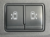 【両側パワースライドドア】スマートキーや運転席のスイッチで後席両側スライドドアの開閉が可能♪電動だから力を入れてドアを開ける必要が無く、小さなお子様でも簡単に開け閉めでき快適です♪