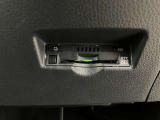 高速道路で便利な【ETC2.0】を装備しています。光ビーコン搭載で渋滞情報などナビゲーションと連動することで機能も充実いたします。他、観光施設に立ち寄るための高速料金割引サービス等もございます。