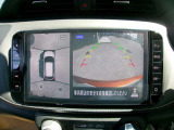 アラウンドビューモニターも装備しております。ご覧のように車体を真上か見たような映像なので、車庫入れの苦手なお客様ももうご心配いりません。