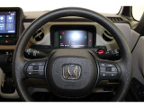 ハンドル左側にはオーディオ操作が出来るオーディオリモートコントロールスイッチ、右側にはHondaSENSINGとオートクルーズスイッチを装備!長距離運転や高速道路の運転では大活躍です!