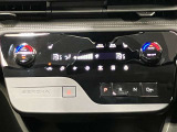 直線的で使いやすい、先進的なデザインのタッチパネル式オートエアコン!運転席、助手席、後席のトリプルゾーンで別々に温度設定ができるエアコン独立温度調整機能を搭載!