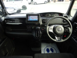 操作性に優れた運転席となります!小物入れや各ボタンの配置にこだわり、使いやすいです!座り心地もよく視認性も良好なのでロングドライブもお任せ下さい!