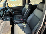 運転席と助手席はシートヒーター装備!エアコンに比べて暖まるスピードが速いので冬でも快適に過ごせます。冷え症で悩まれている方にも◎また、エアコンに比べて車内の空気が乾燥しにくいのも、嬉しいポイントです!