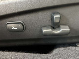 【パワーシート】電動でシートポジションの変更が可能です。手動式より細かくシート設定が可能ですのでより快適な姿勢でドライブを楽しんで頂けるでしょう。