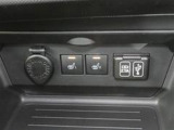 運転席と助手席には寒い時にうれしいシートヒーターが装備されてます。