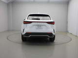 中央に配置されたブランドマークは、従来のL字ロゴから新たなLEXUSロゴに刷新し次世代LEXUSの幕開けを象徴しています。