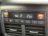 【リアオートエアコン】広い後部座席には必須の機能!風量や温度を自動で調整し前席と同様な車内環境にしてくれるリアオートエアコンを装備。夏の暑さも冬の寒さもストレスなく快適にお過ごしいただけます♪