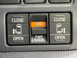 【両側パワースライドドア】スマートキーや運転席のスイッチで後席両側スライドドアの開閉が可能♪電動だから力を入れてドアを開ける必要が無く、小さなお子様でも簡単に開け閉めでき快適です♪
