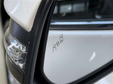 【ブラインドスポットモニター】隣を走る車両をレーダーで検知し、インジケーターを点灯。またウインカーを出した場合にはインジケーターも点滅させて注意を促します