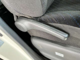 運転席の足元は広々としており、座席は大きく前後にスライド出来るので自分に合ったポジションで運転する事が出来ます。アクセルやブレーキにクセもなくとても運転のしやすい車両です。