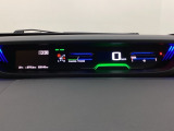 中央にデジタル表示のスピードメーターを配したハイブリット専用メーターになっています。左側のインフォメーション画面で燃費などの情報を確認できます。
